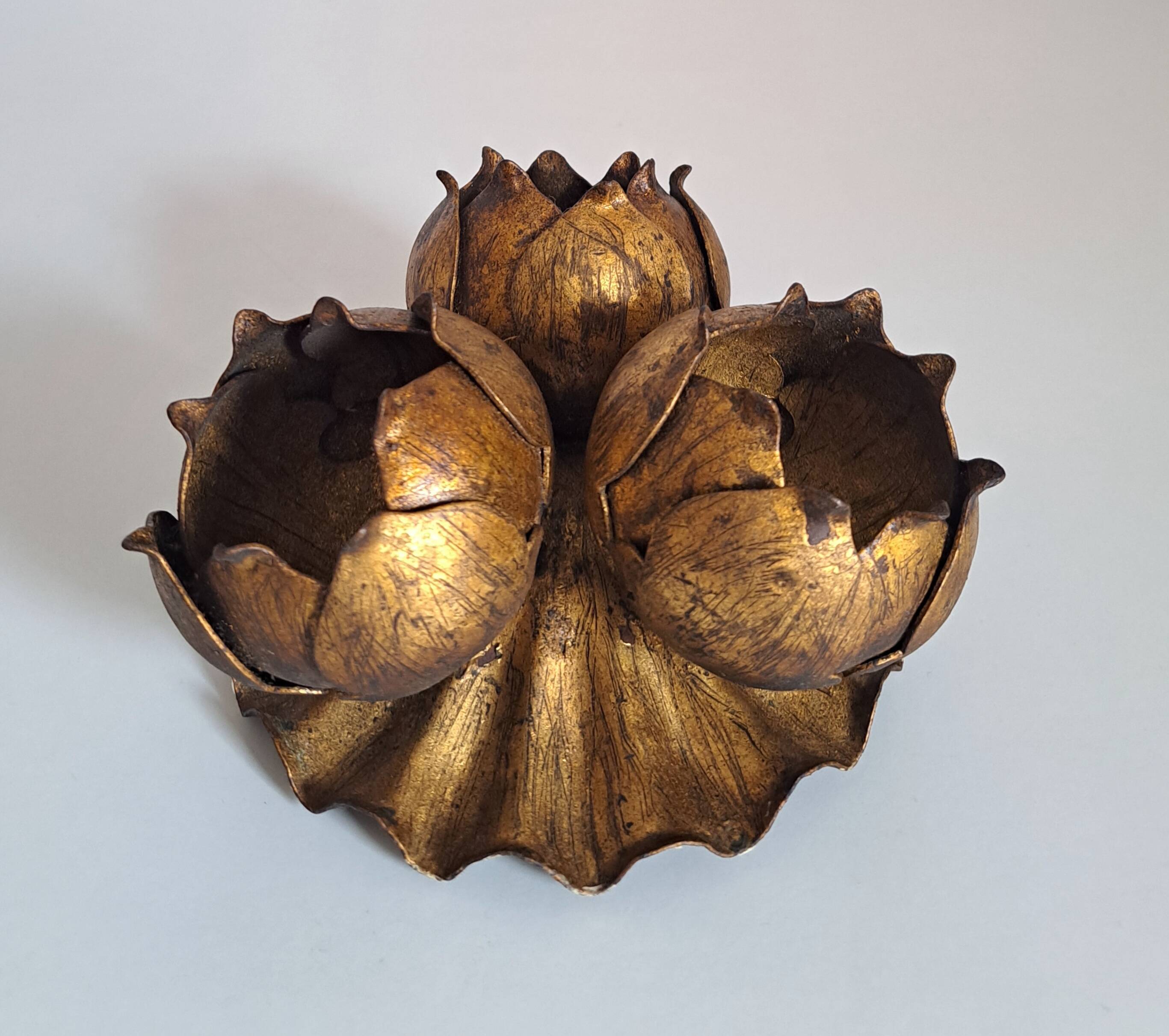 Gold flower-shaped wall lamp