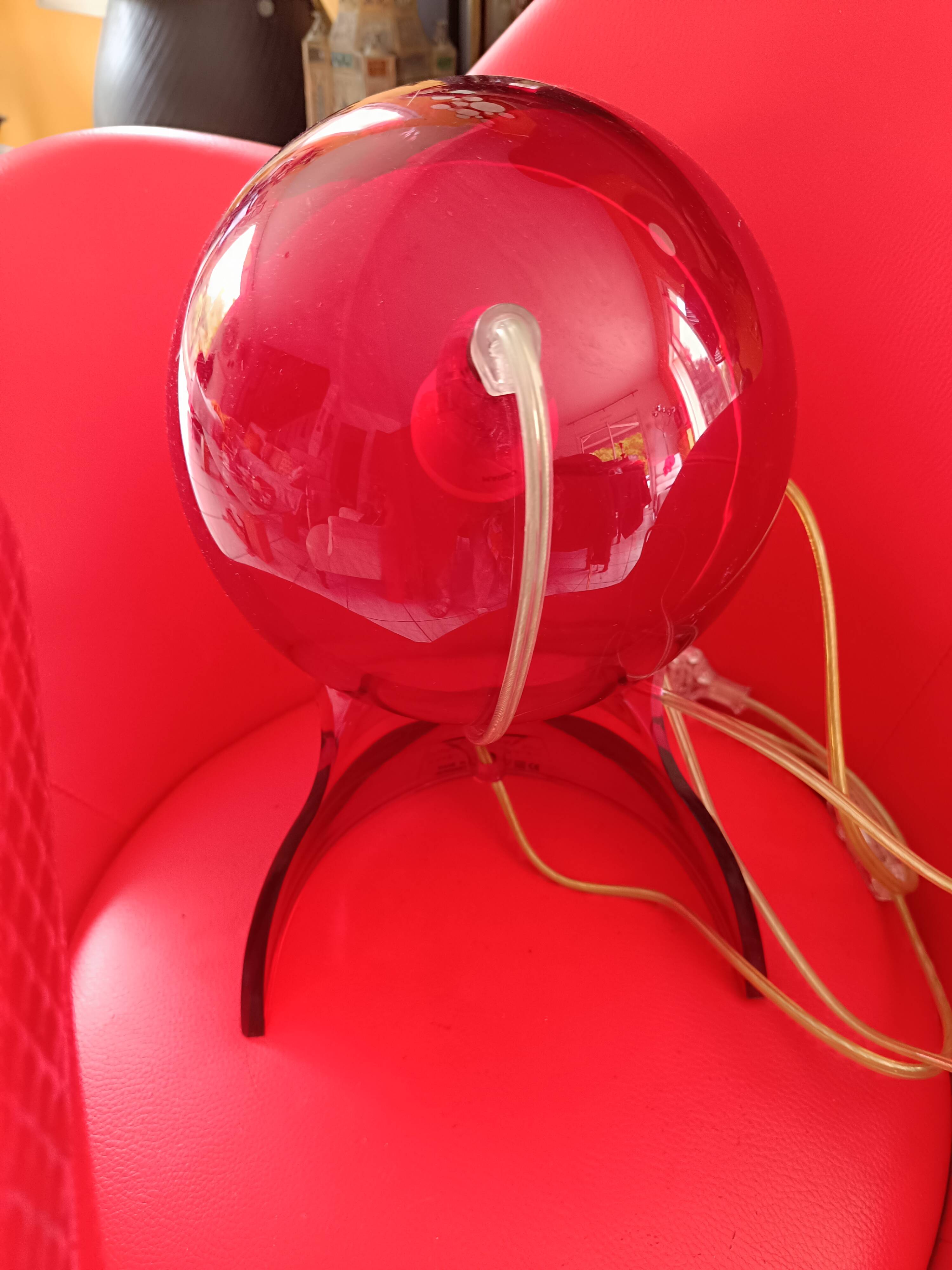 Dalu designer lamp in red transparent plastic. ¨By Vico Artemide.