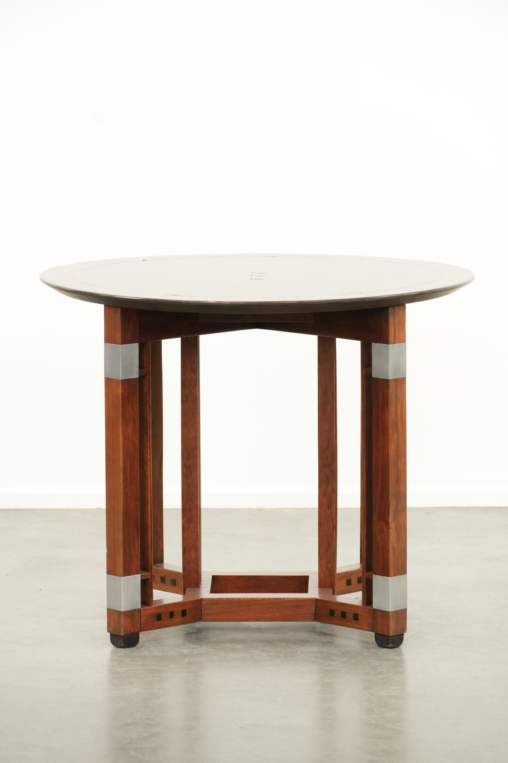 Table d'appoint/centre de design Art Déco, ronde et en bon état.