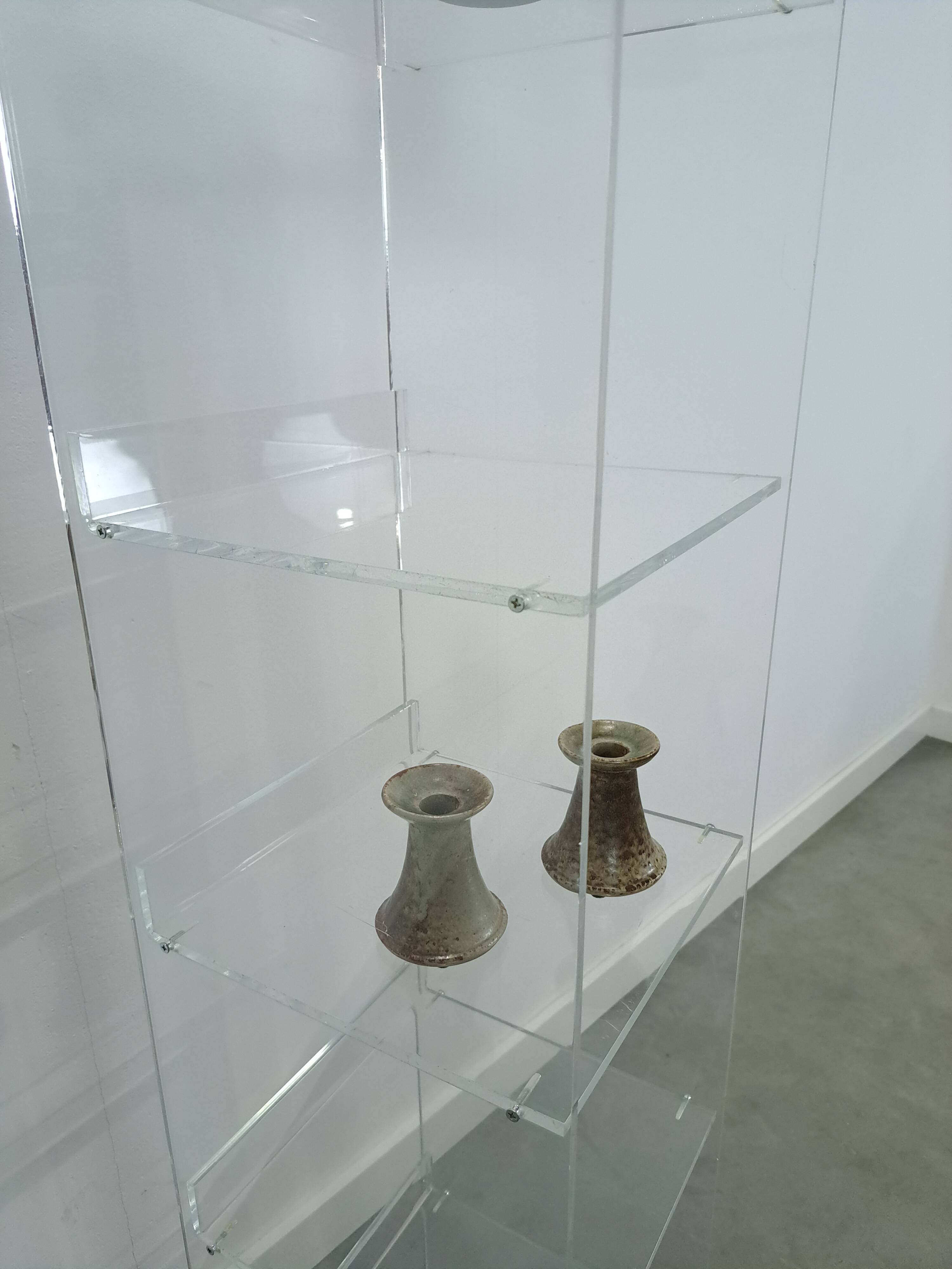 Armoire de rangement en plexiglas sur roulettes