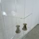 Armoire de rangement en plexiglas sur roulettes