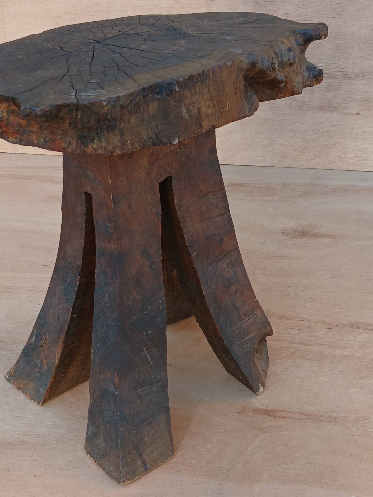 Tabouret brutaliste en chêne