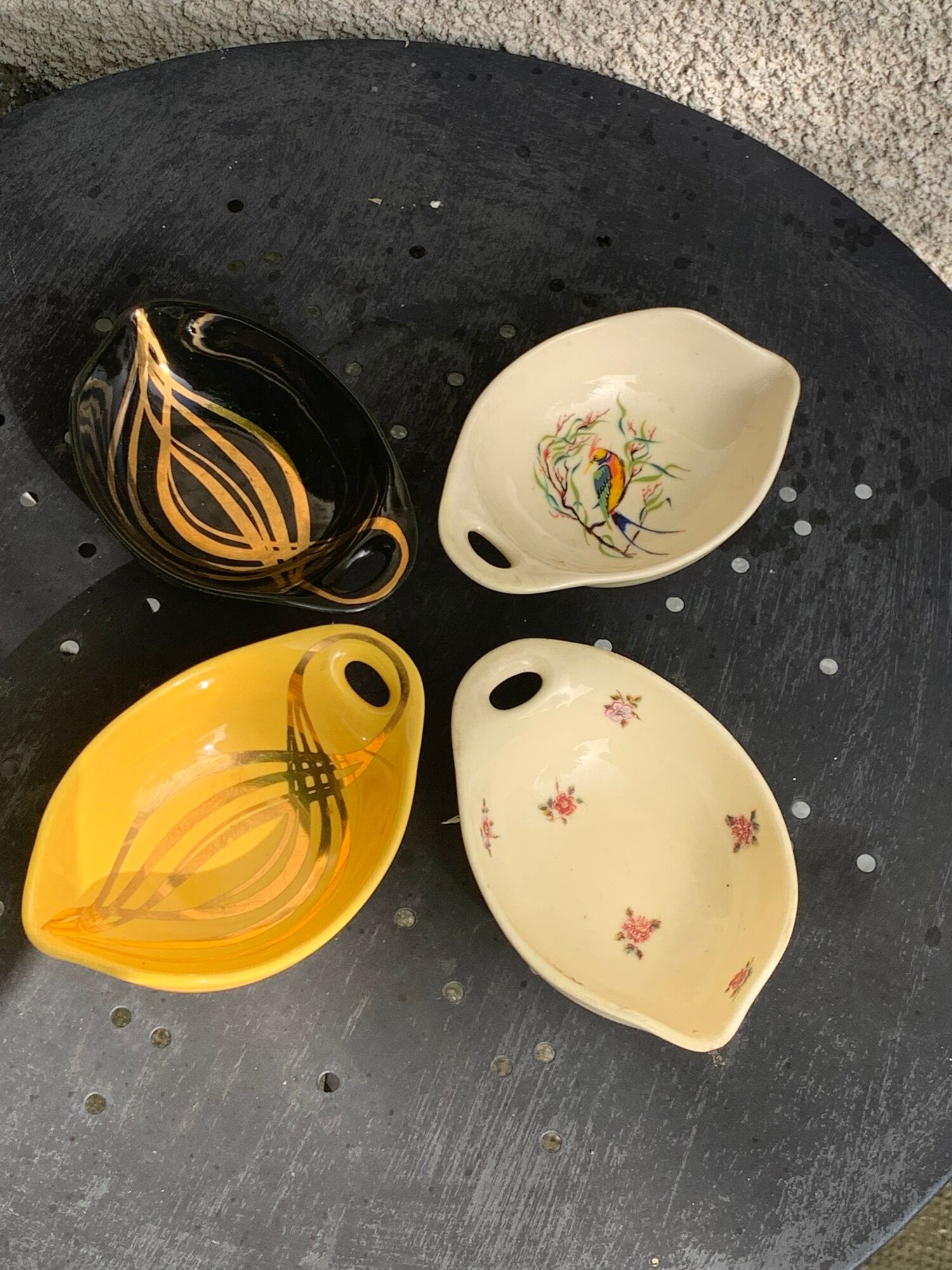 4 enameled ceramic bowls with gold or bird or flower pattern decoration, design and vintage 1950