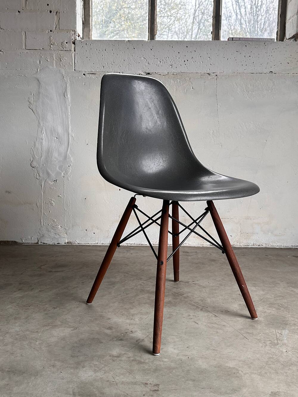 Set of 10 fibreglass & walnut DSW chairs, Charles & Ray Eames, Herman Miller, 60s-70s