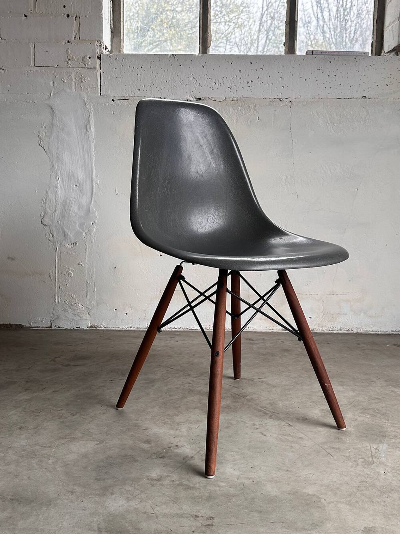 Set of 10 fibreglass & walnut DSW chairs, Charles & Ray Eames, Herman Miller, 60s-70s