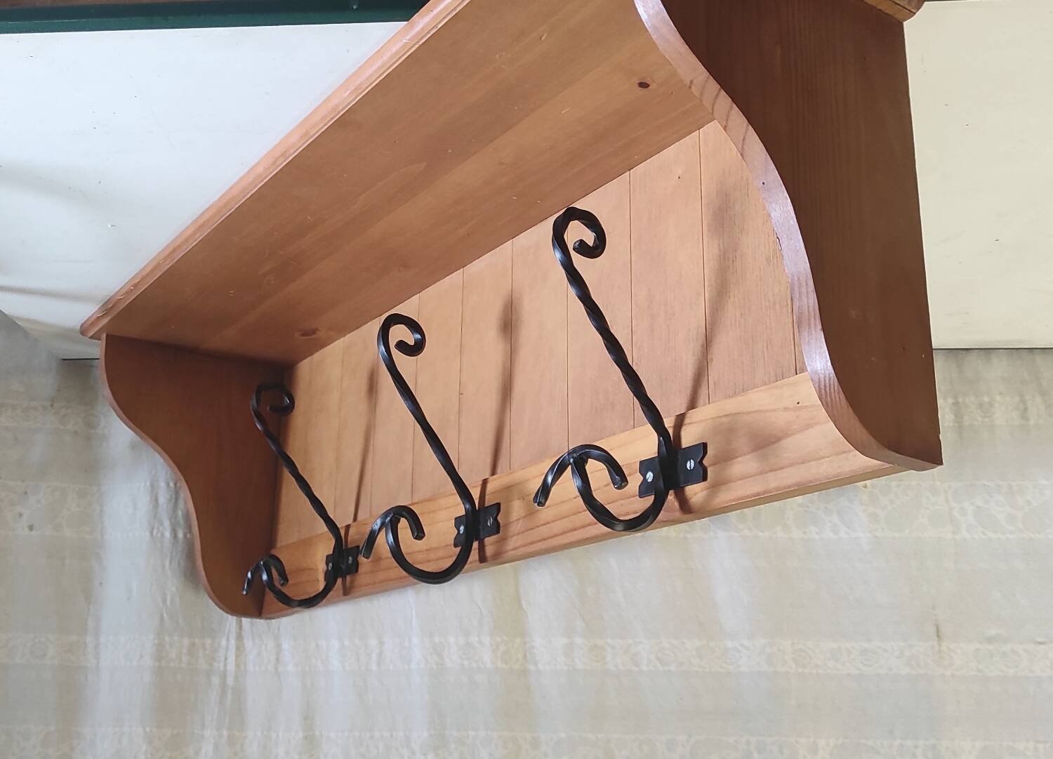 Porte manteaux mural vintage en bois et fer forgé.