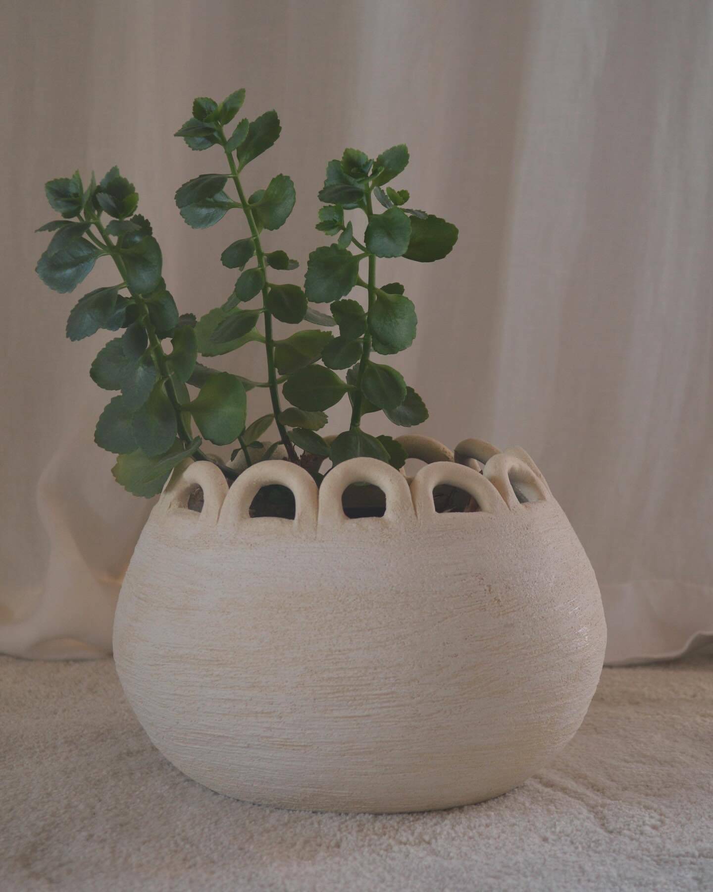 Large 24 cm ceramic flower pot with links.
