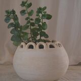 Large 24 cm ceramic flower pot with links.