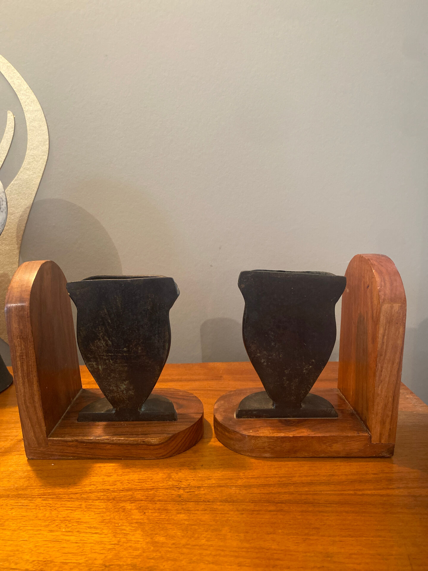 Paire de serres livres masques en bronze