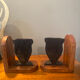 Paire de serres livres masques en bronze