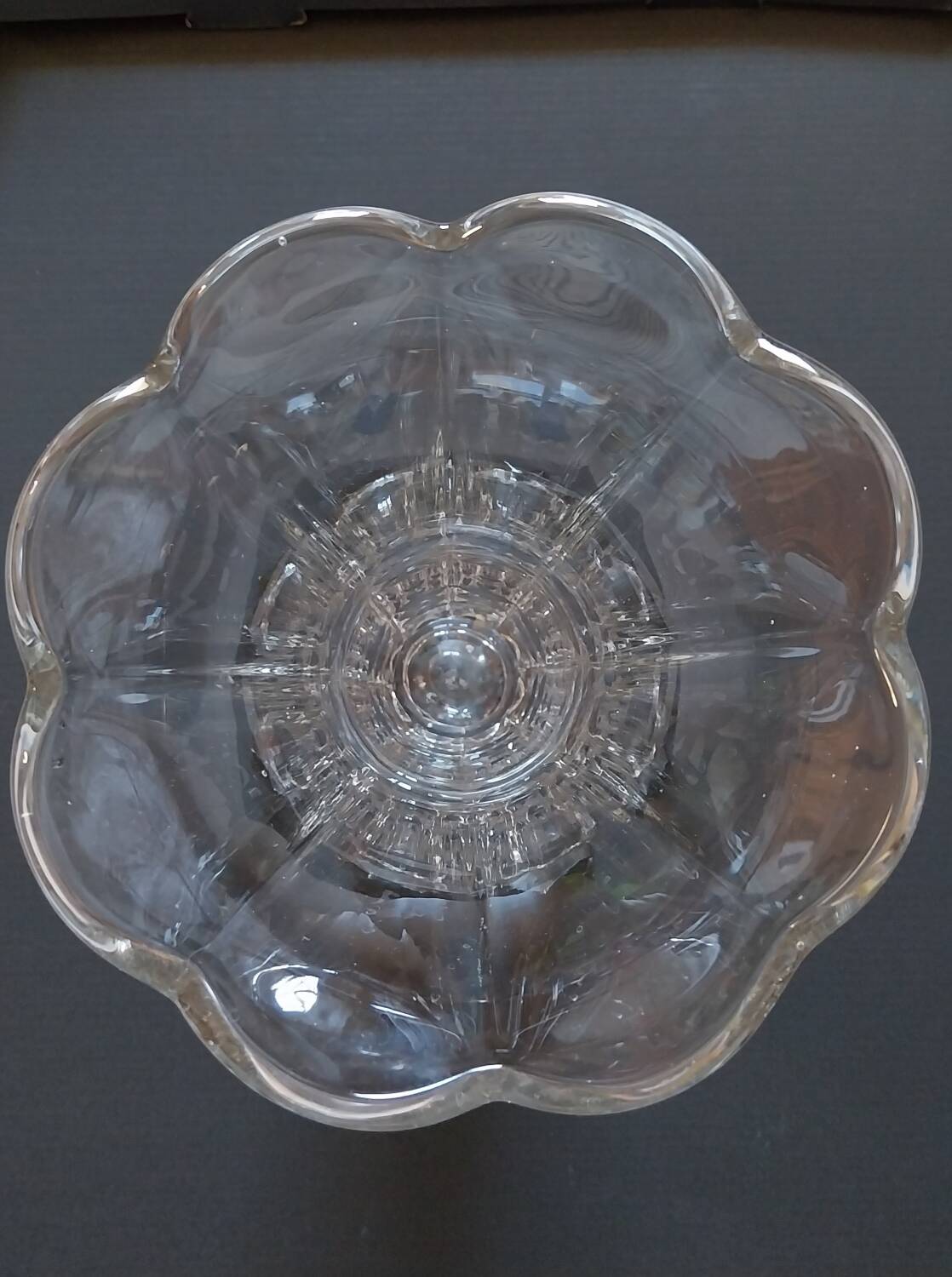 Vase tulipier vintage en verre moulé pressé