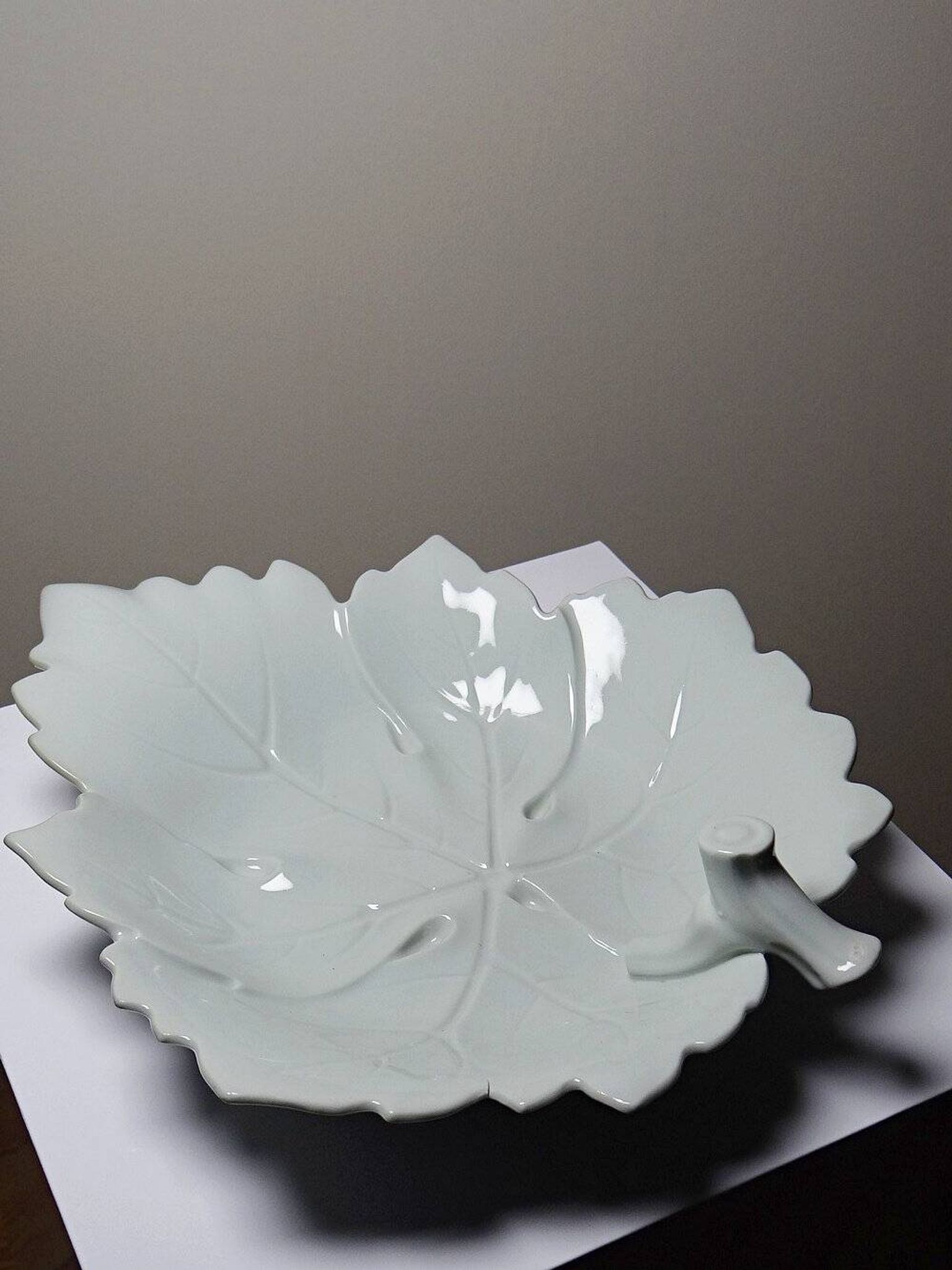 Coupe feuille de vigne vintage en porcelaine céladon de L. Michelaud Limoges