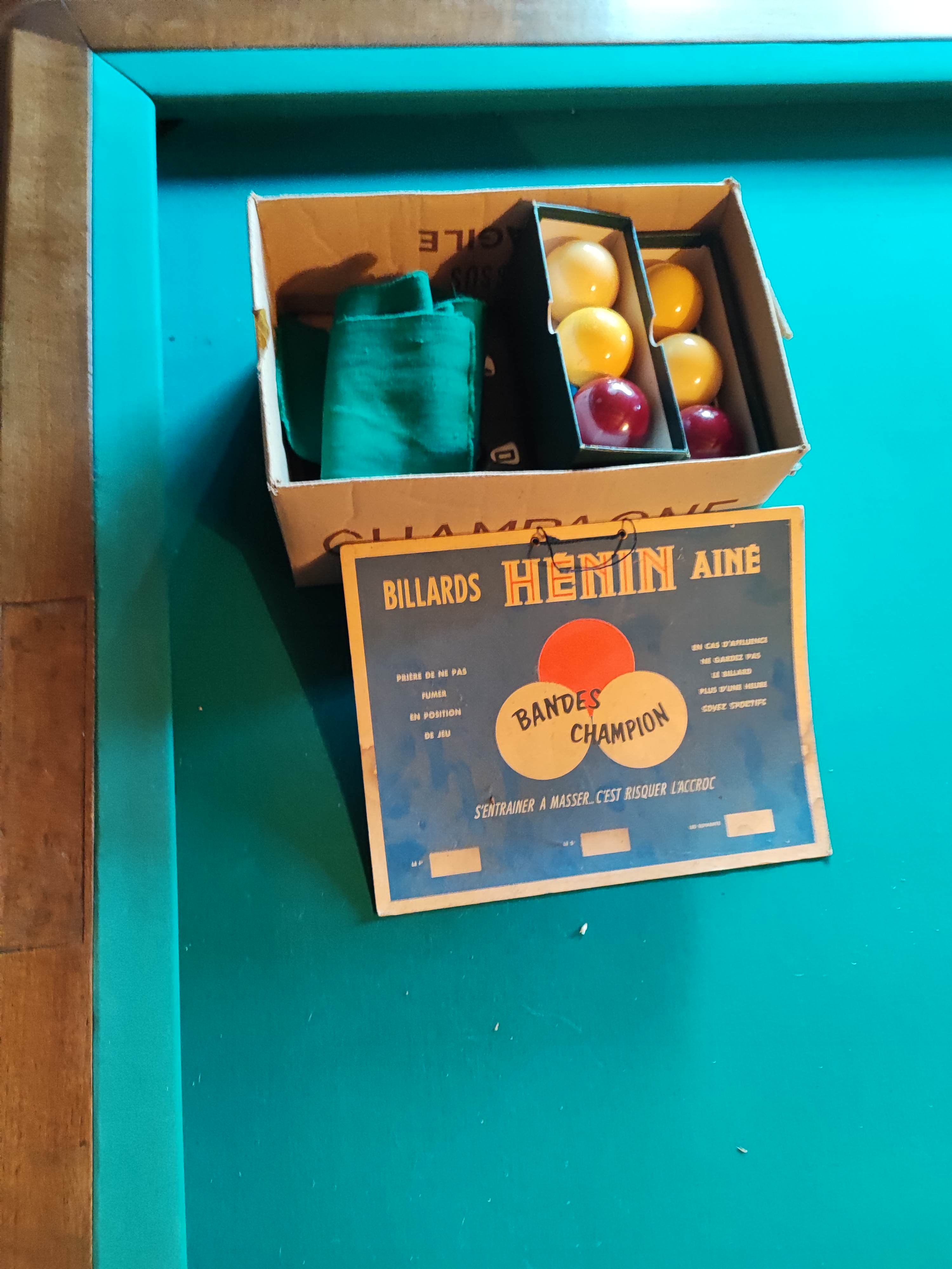 French billiards "Hénin Ainé" with all its accessories