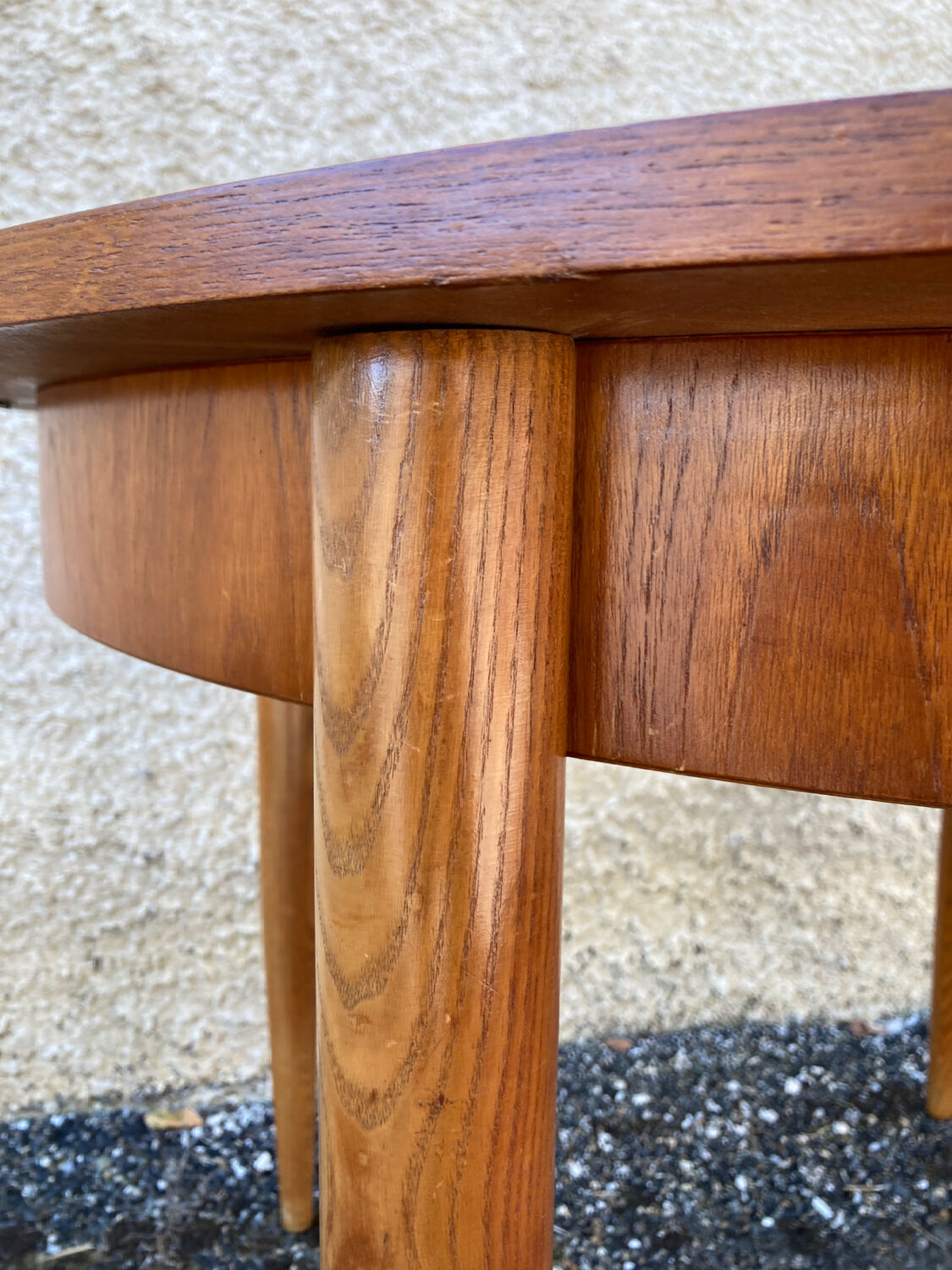 Scandinavian extendable round table