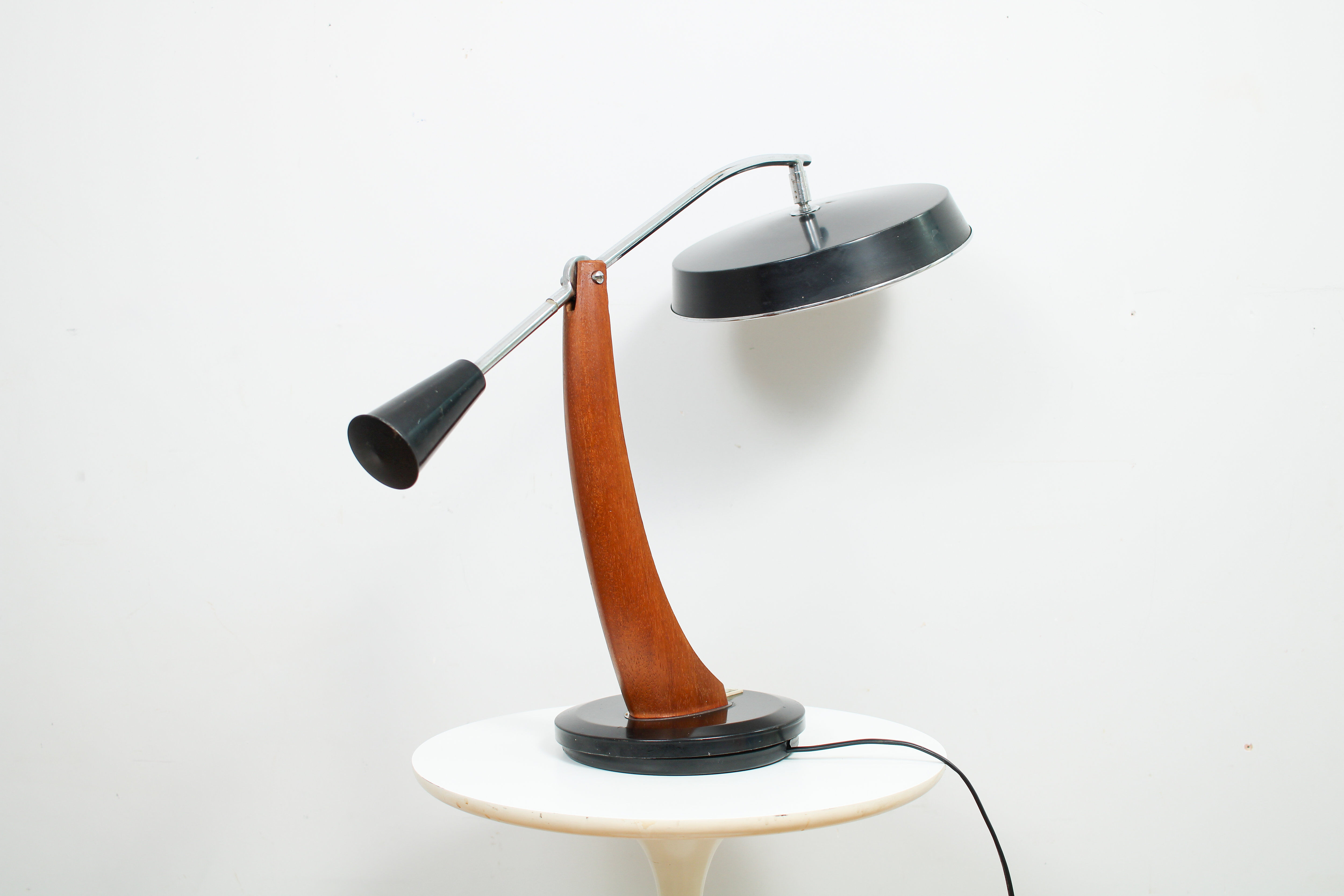 FASE President Pendulum in black with a walnut base