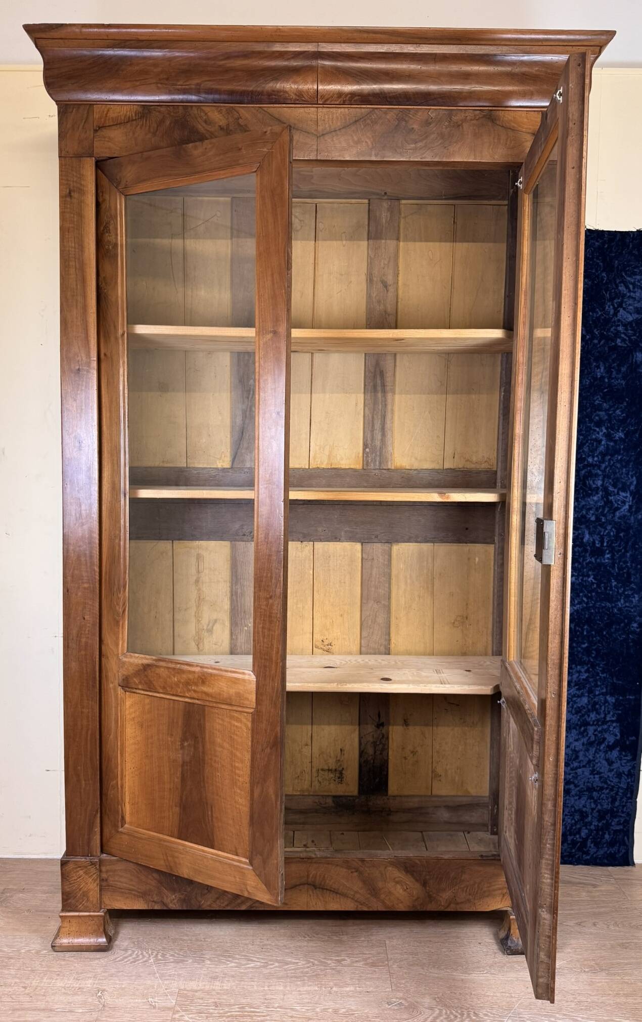 Superb Louis Philippe period bookcase in walnut circa 1830