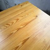 Table carrée moderniste en pin massif, années 50