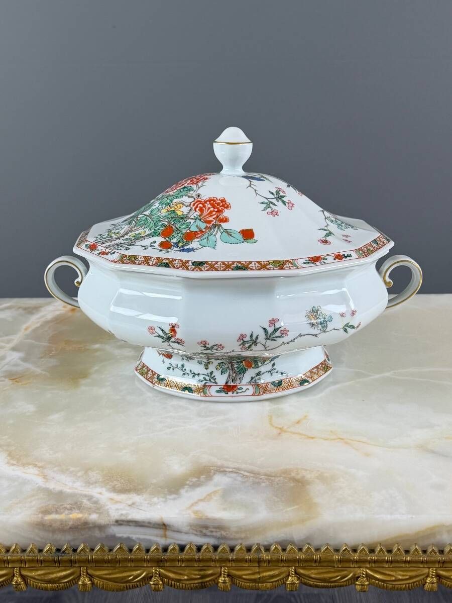 Bernardaud Limoges table service, "Hong-Kong" model, 53 pieces, 20th century.