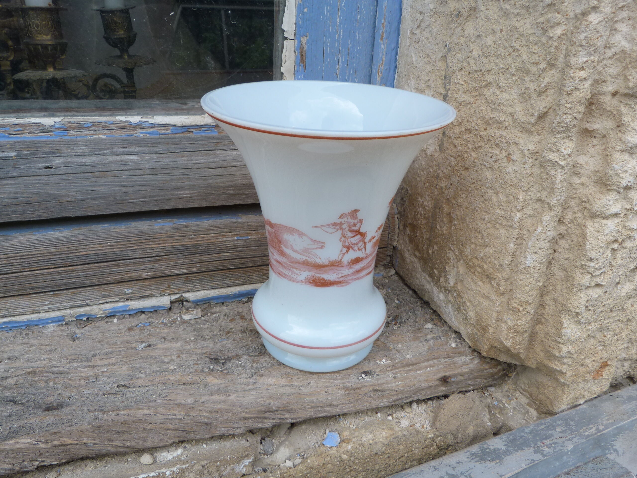 Vase en opaline motifs en grisaille rouge Chasse au Sanglier
