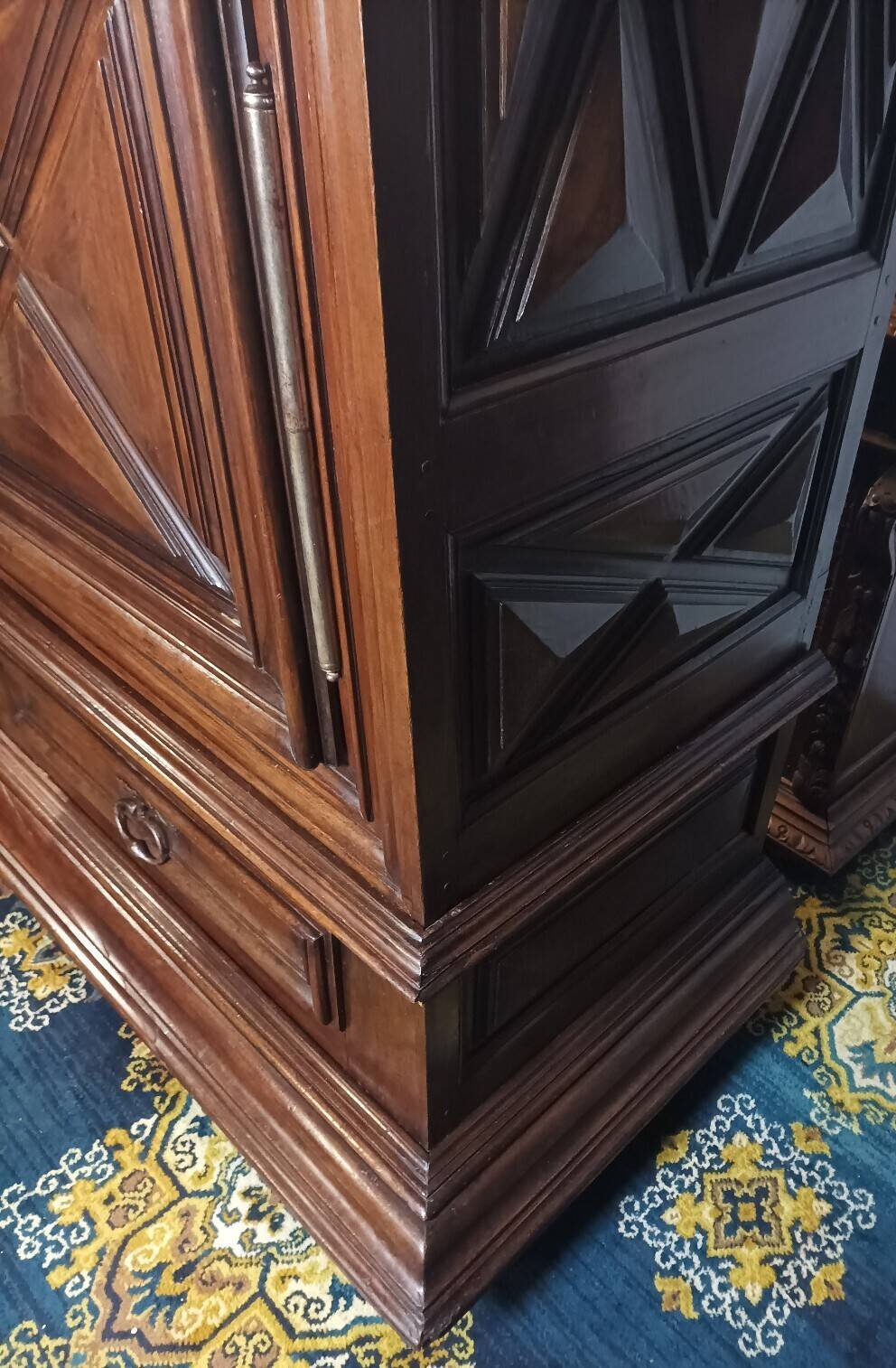 Standing man from the Louis XIII era in walnut with a diamond point.