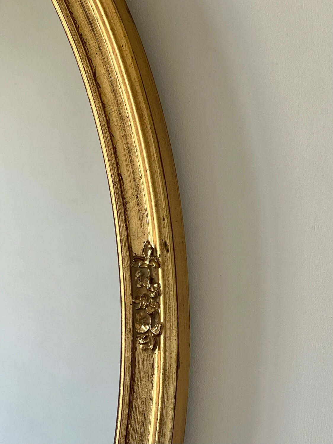 Oval mirror in carved wood