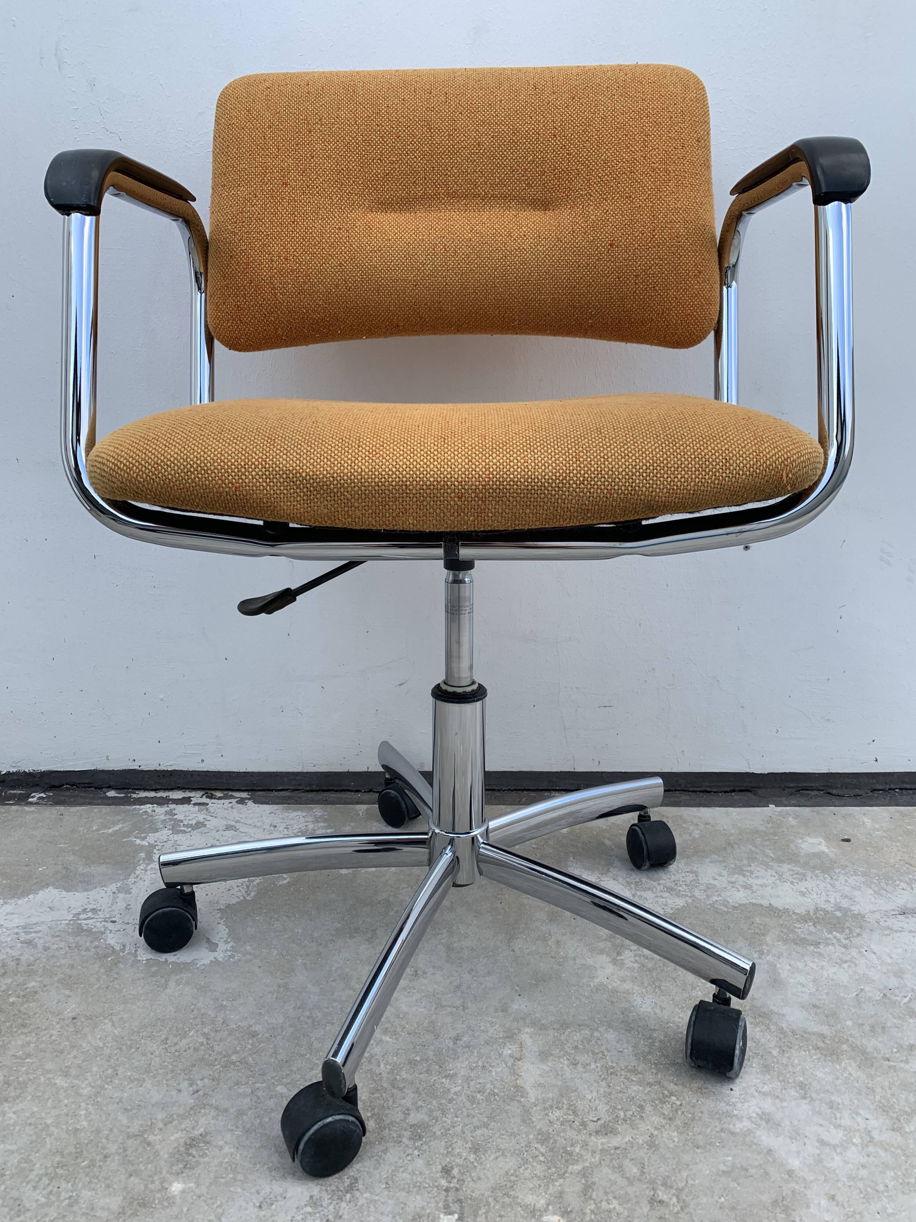 1980 Strafor desk chair adjustable, swivel and on wheels