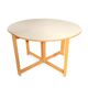 Table à manger pliante scandinave vintage avec rallonges latérales. Le plateau ovale est