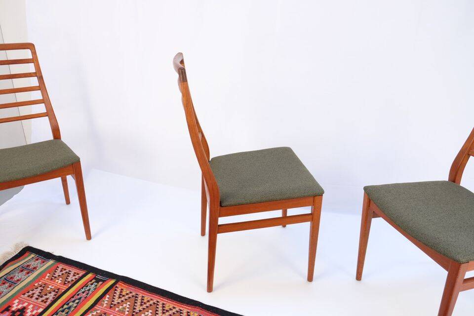 1960s-70s style chairs (4 pieces) in teak, retro vintage style.