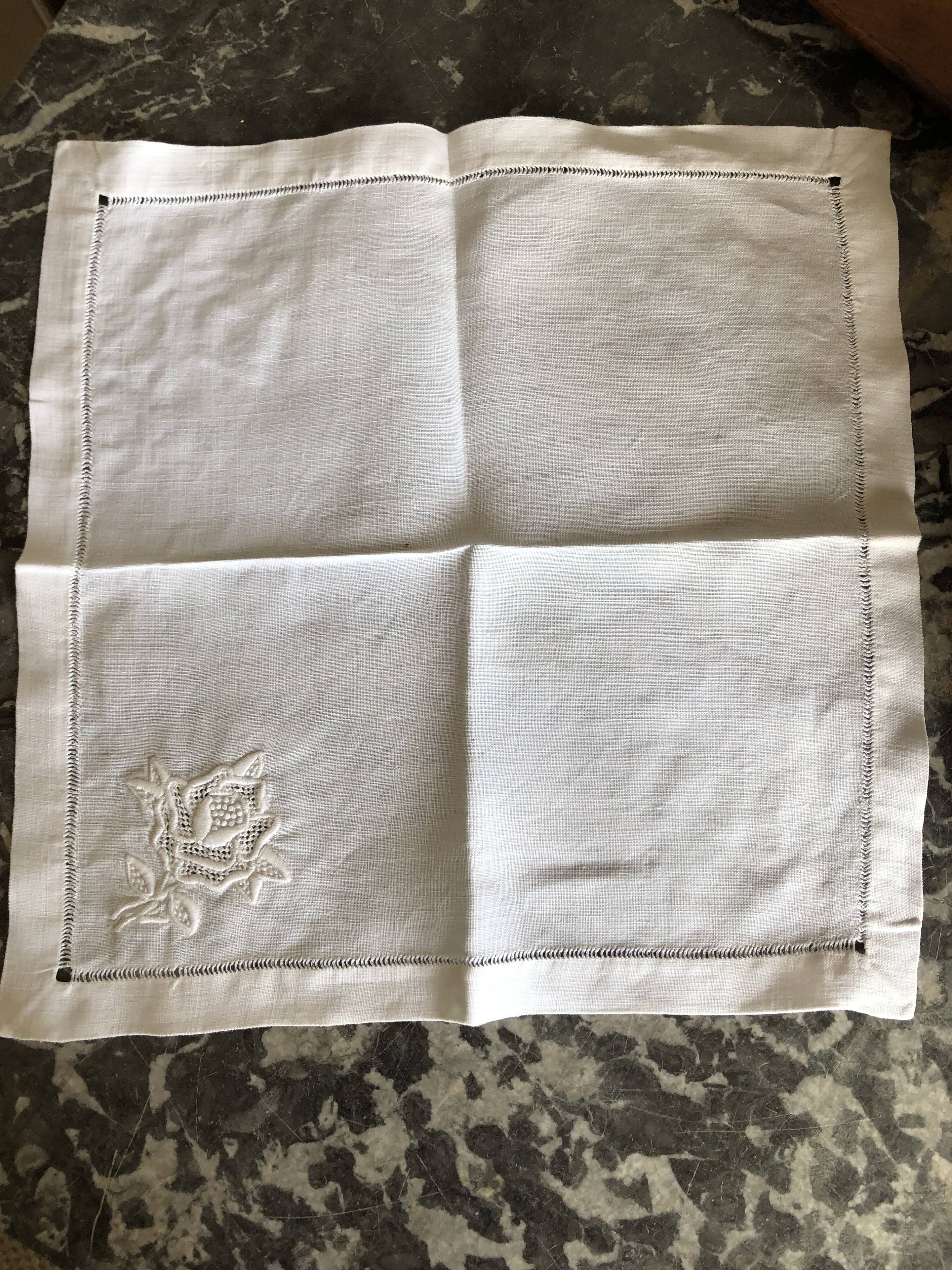 Lot de six serviettes à thé en lin brodées