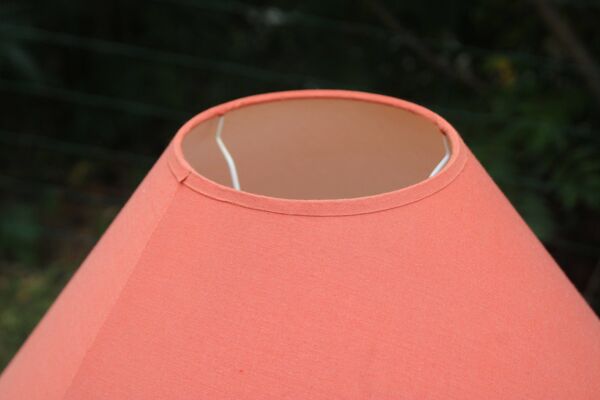 Lampe vintage en céramique rose poudré et abat-jour corail