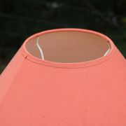 Lampe vintage en céramique rose poudré et abat-jour corail