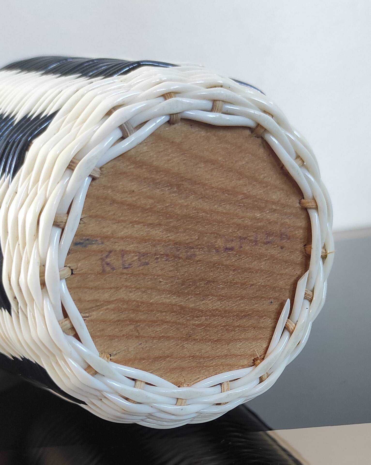 Vintage bottle in two-tone woven scoubidou.