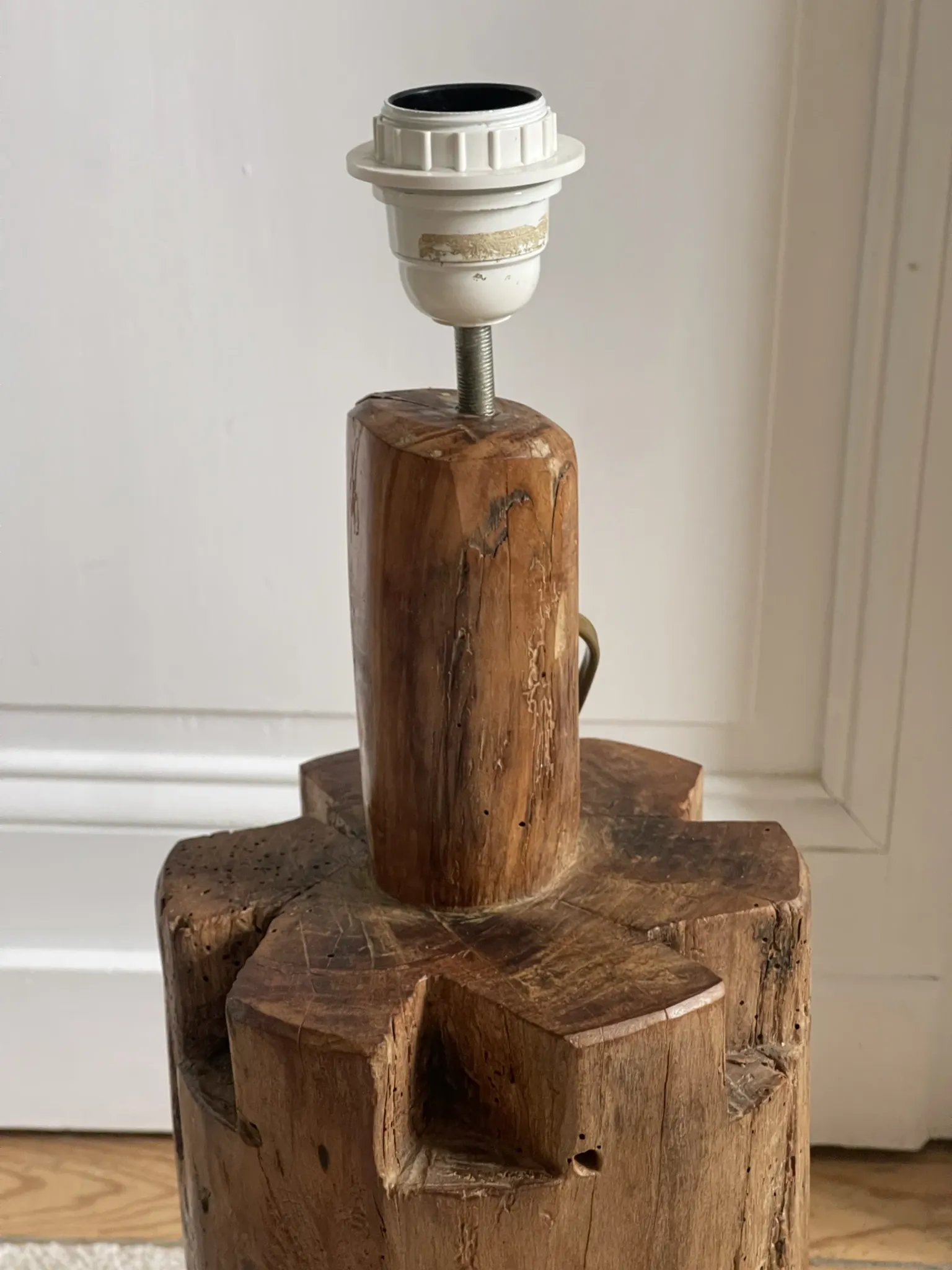 Lampe brutaliste en bois