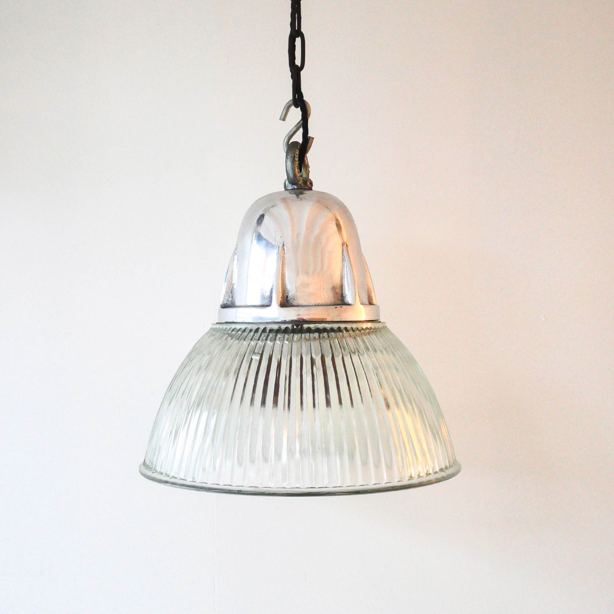 Suspension in ridged glass and support in polished cast aluminum