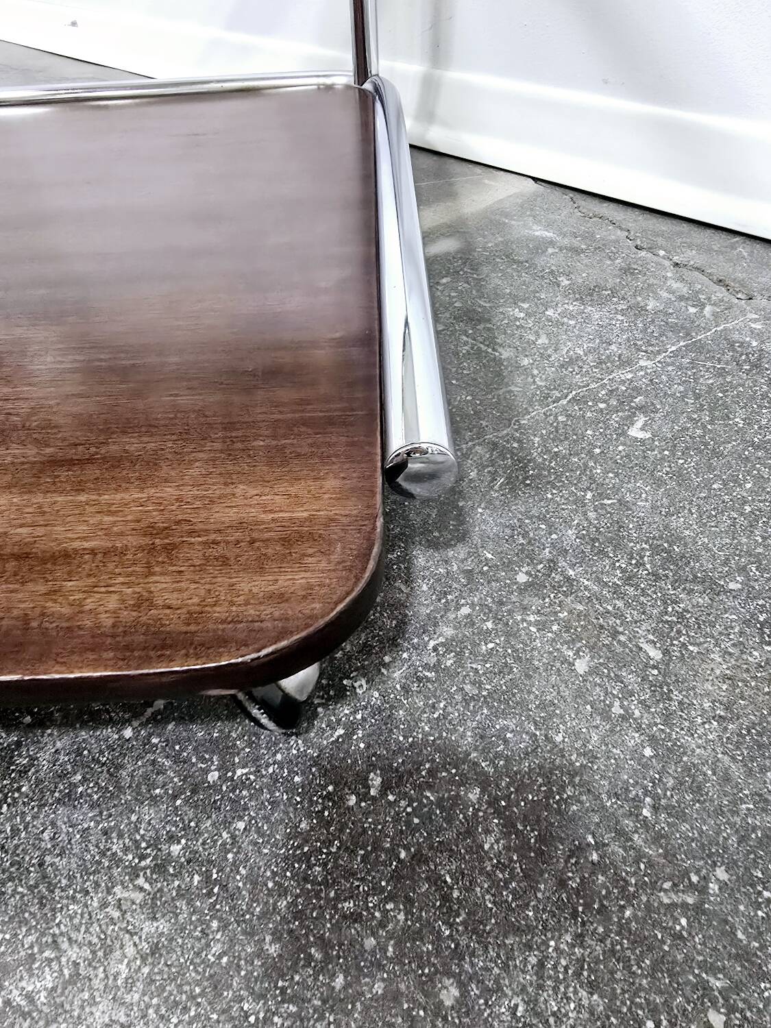 Table basse bauhaus en noyer des années 1970