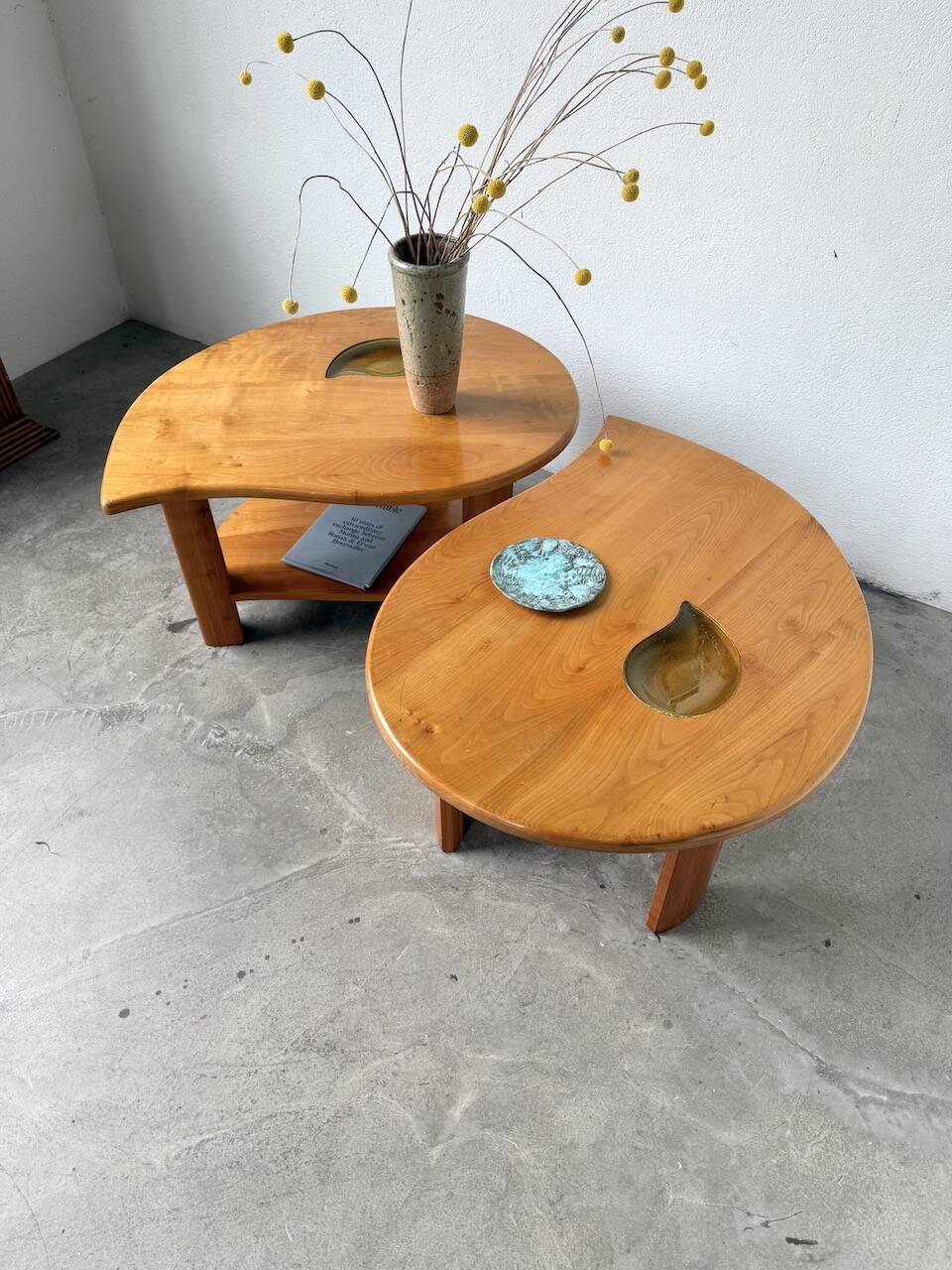 Tables basses en orme formant une goutte