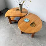 Tables basses en orme formant une goutte