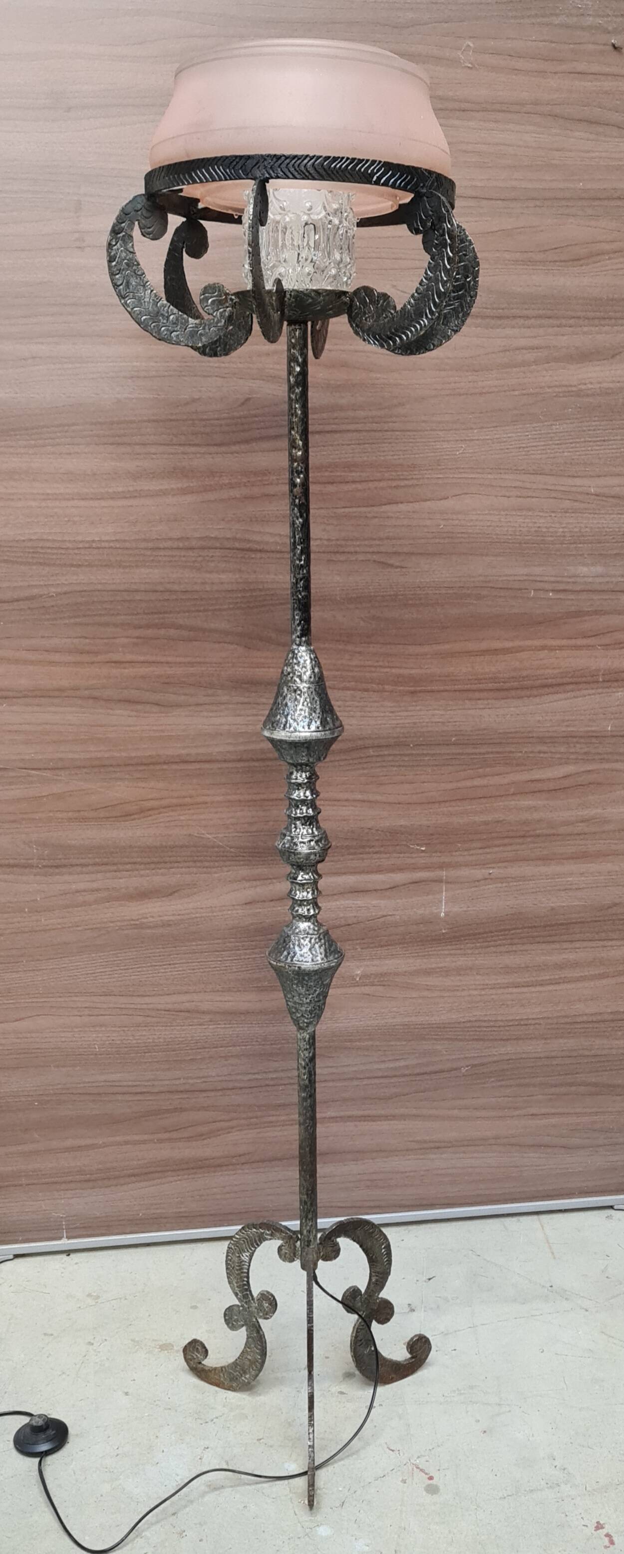 Hammered and patinated steel floor lamp, art deco style, 160cmx30 opaque pink glass and molded glass