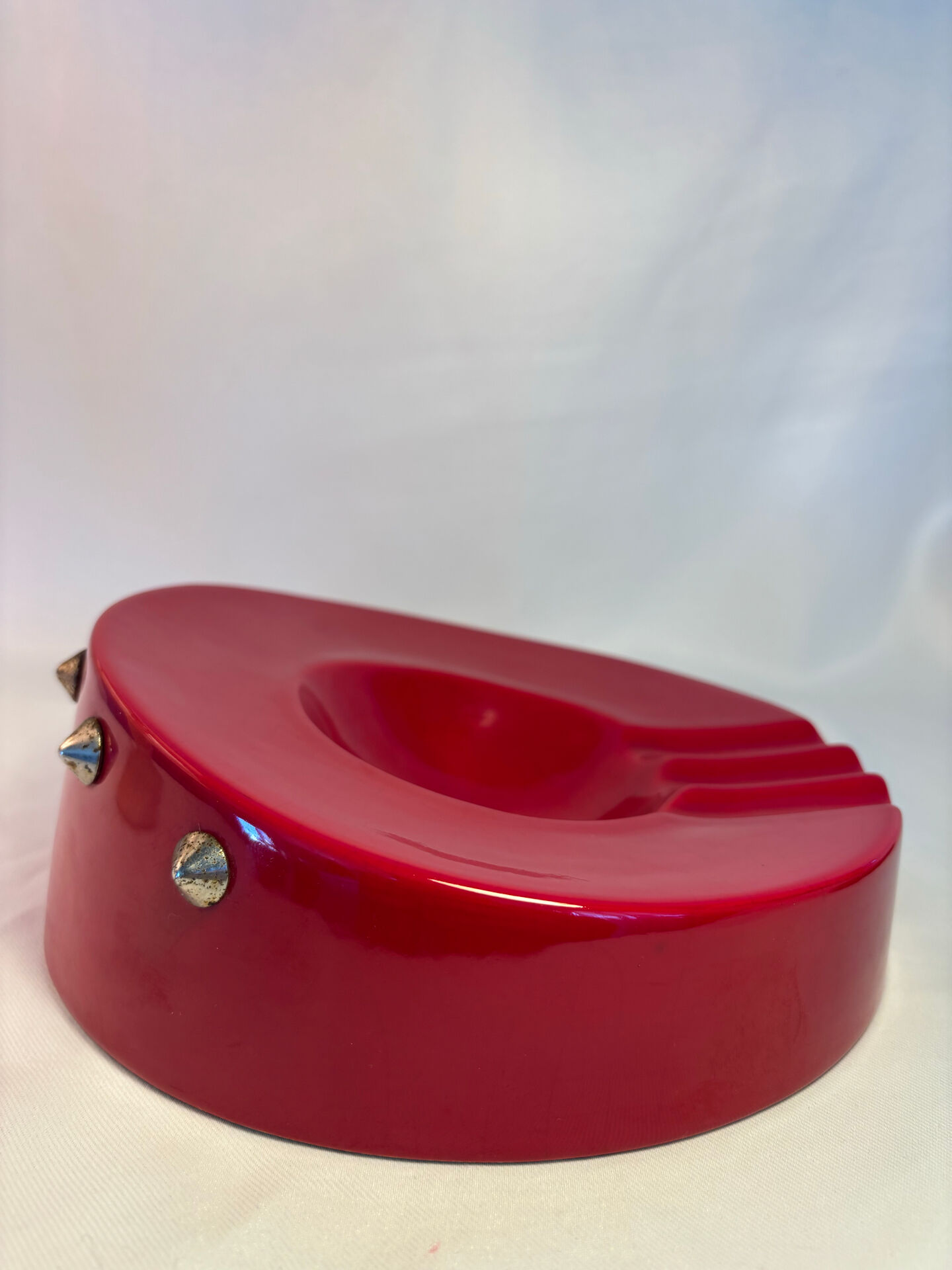 Cendrier vintage rouge laqué à clous métalliques – pièce design et déc