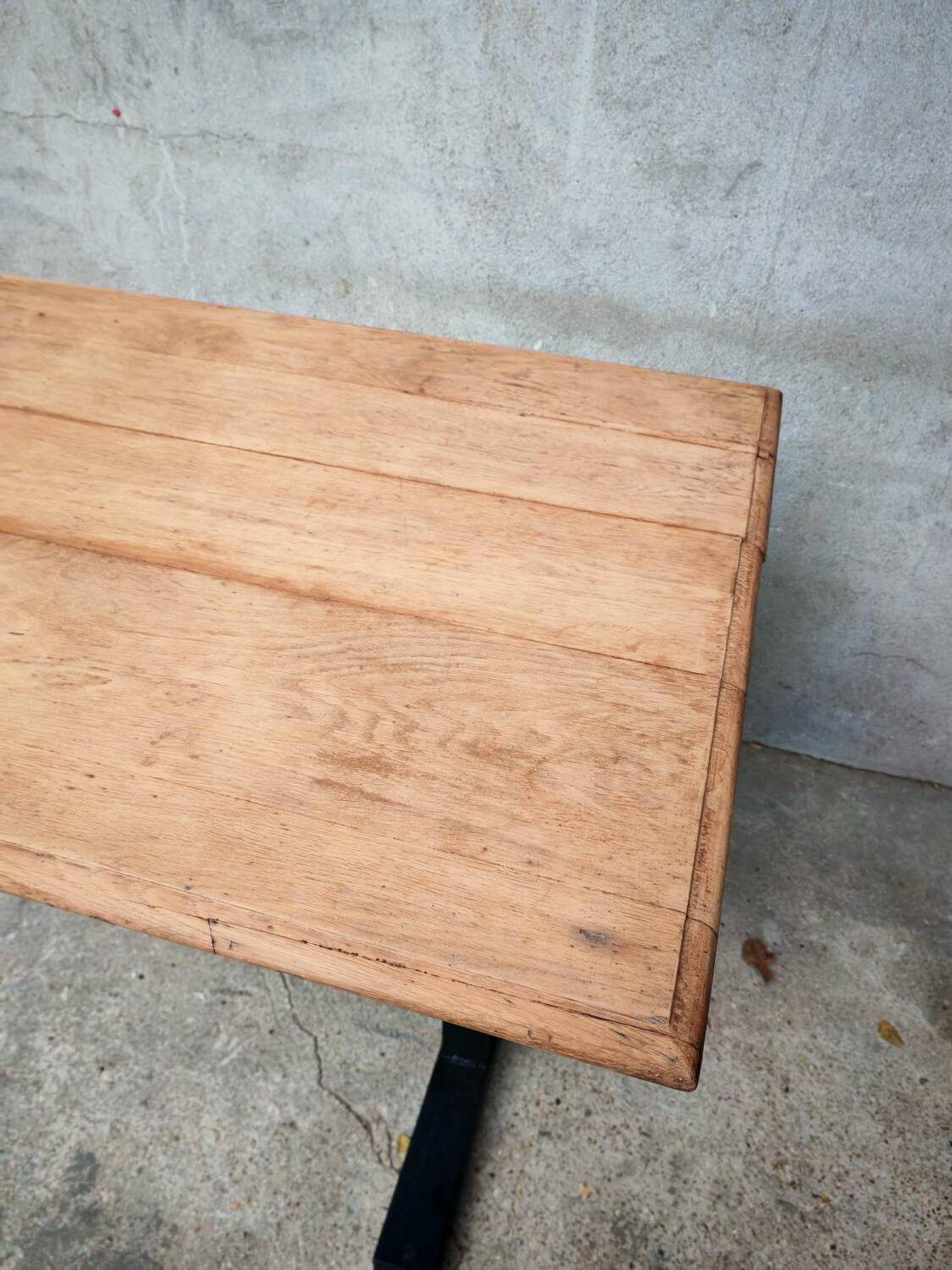 Table unique en bois avec piètement industriel métallique