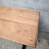 Table unique en bois avec piètement industriel métallique