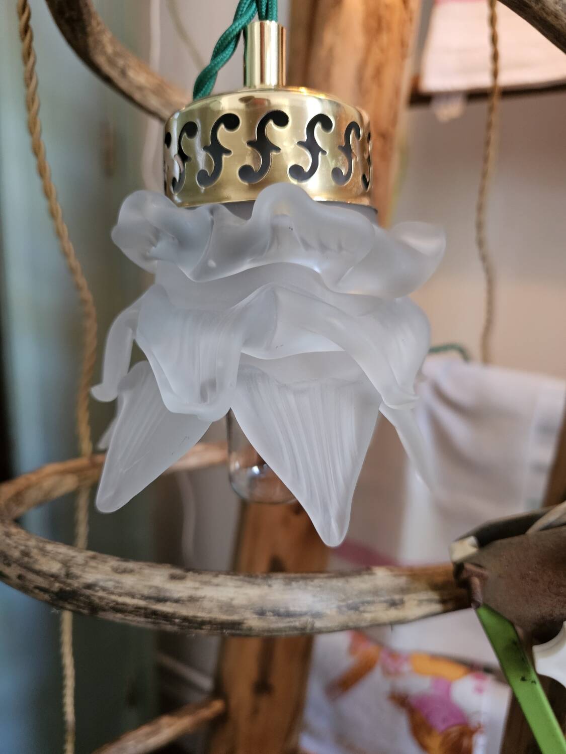 Glass paste flower suspension