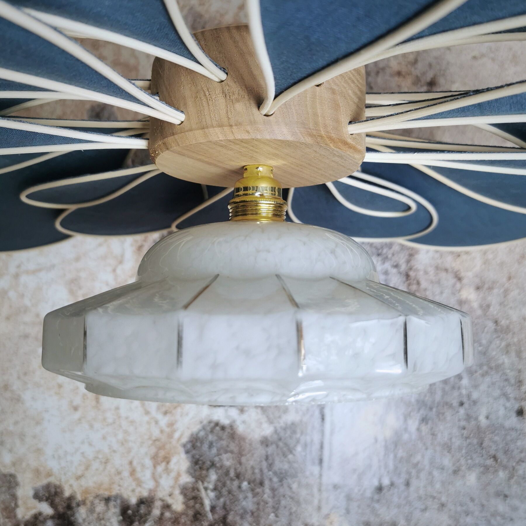 Flower suspension in linen, rattan and vintage old globe