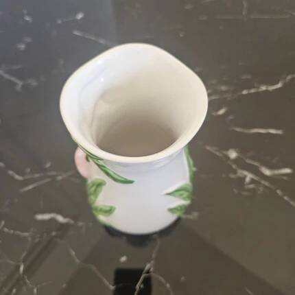 Vase in slipware with Arum flowers