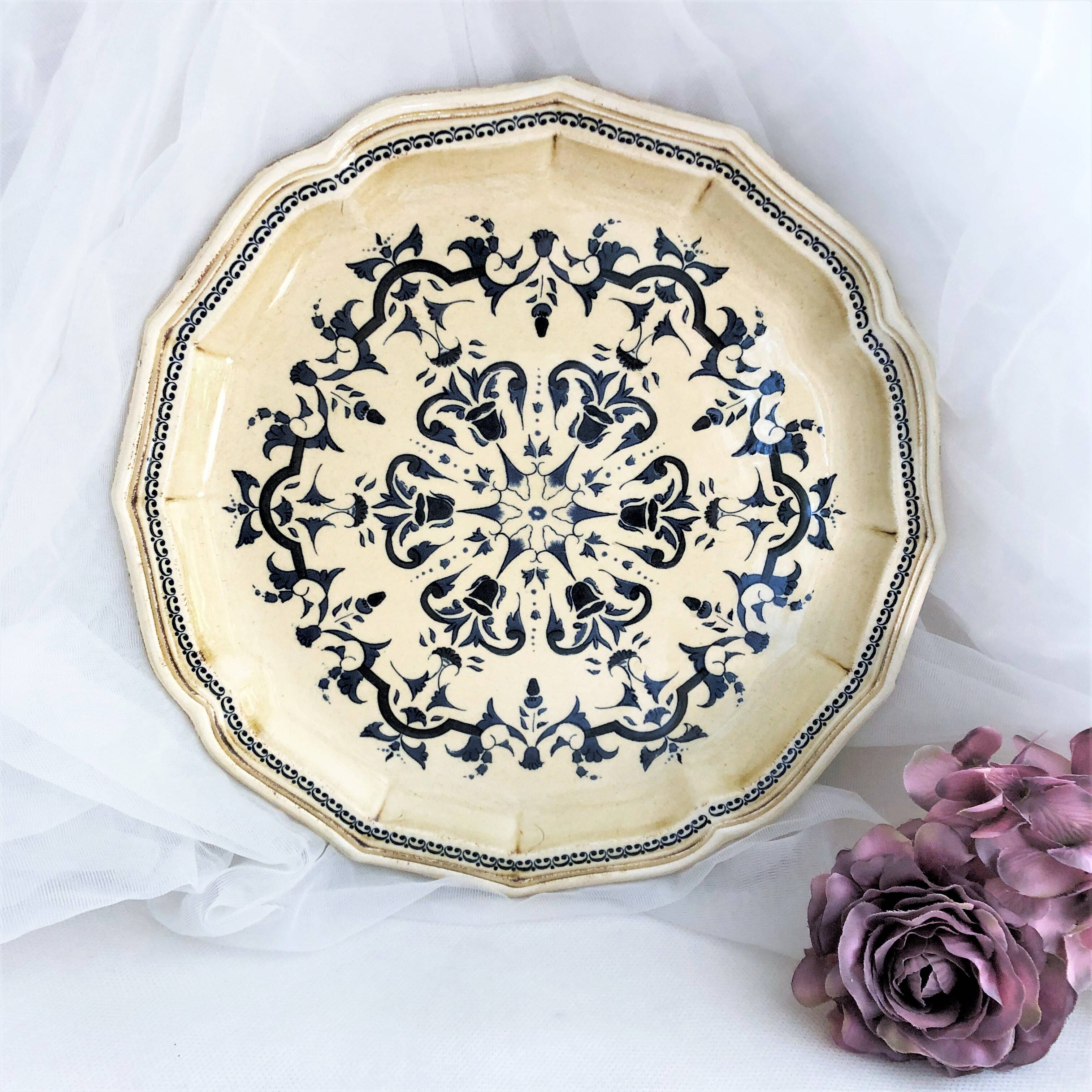Decorative plate from Salins France decor Heugue 25.5 cm
