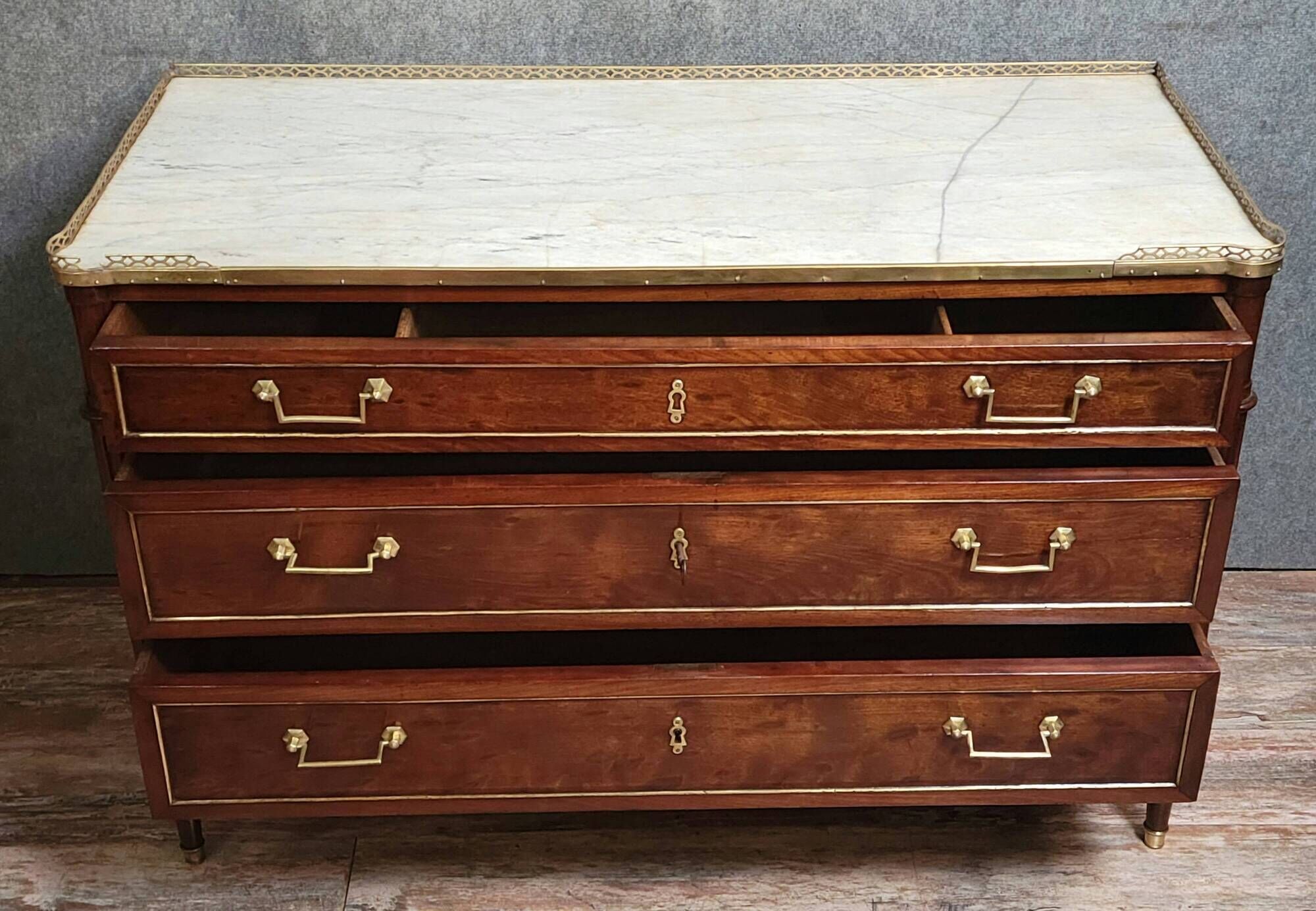 Commode Parisienne époque Louis XVI, réalisée à la fin du XVIIIᵉ siècle