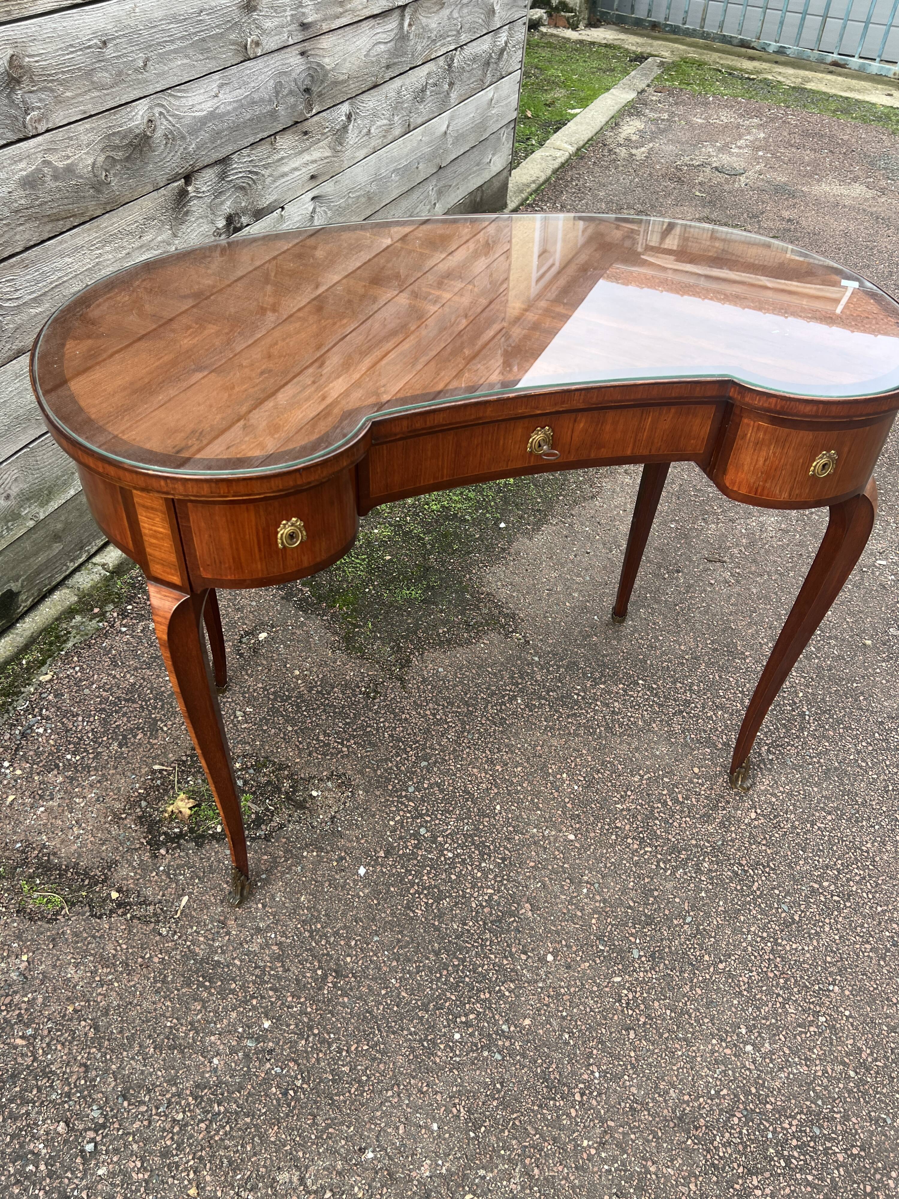 Kidney-shaped desk, marquetry, Transition style