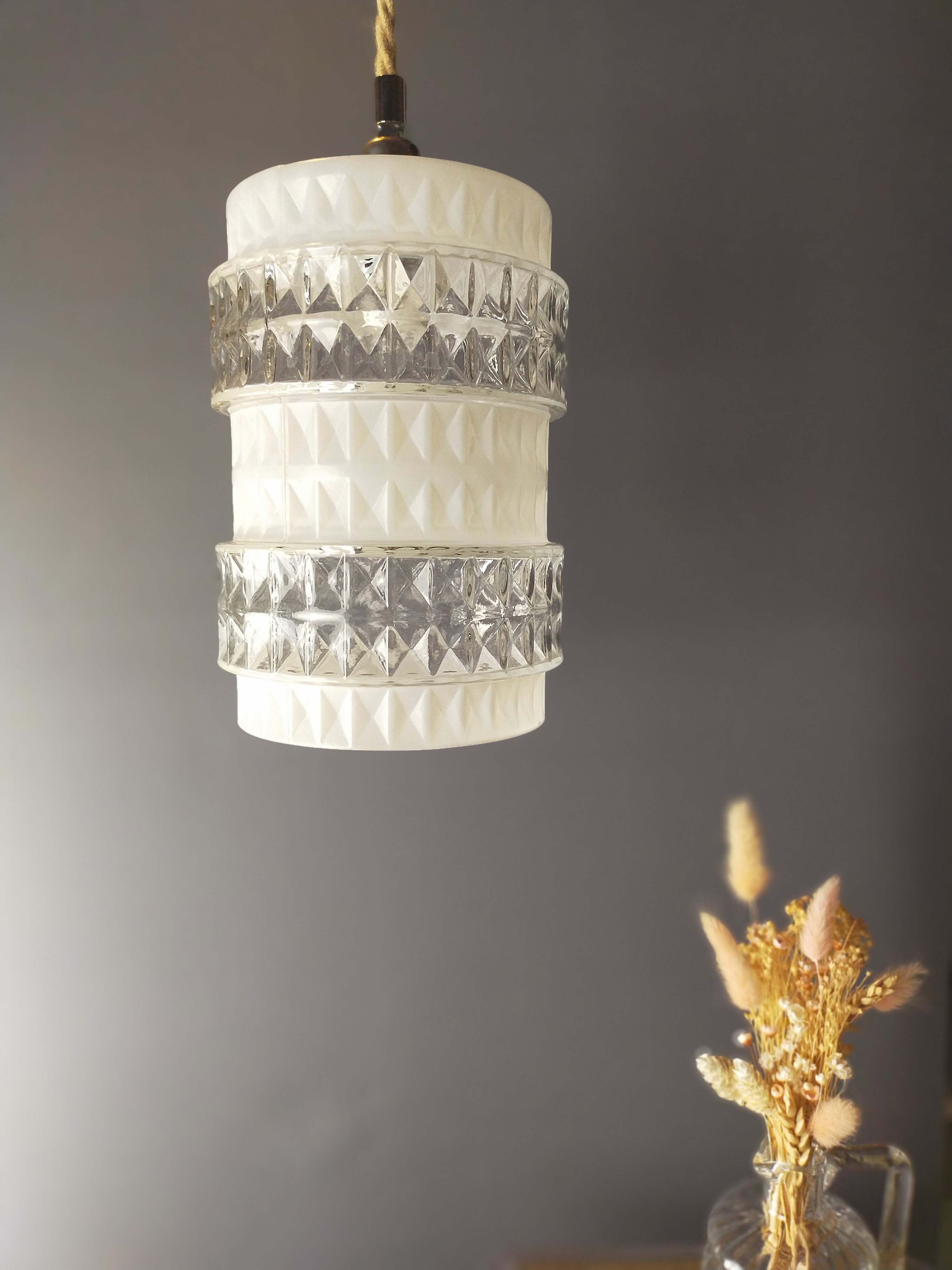 White and transparent glass suspension