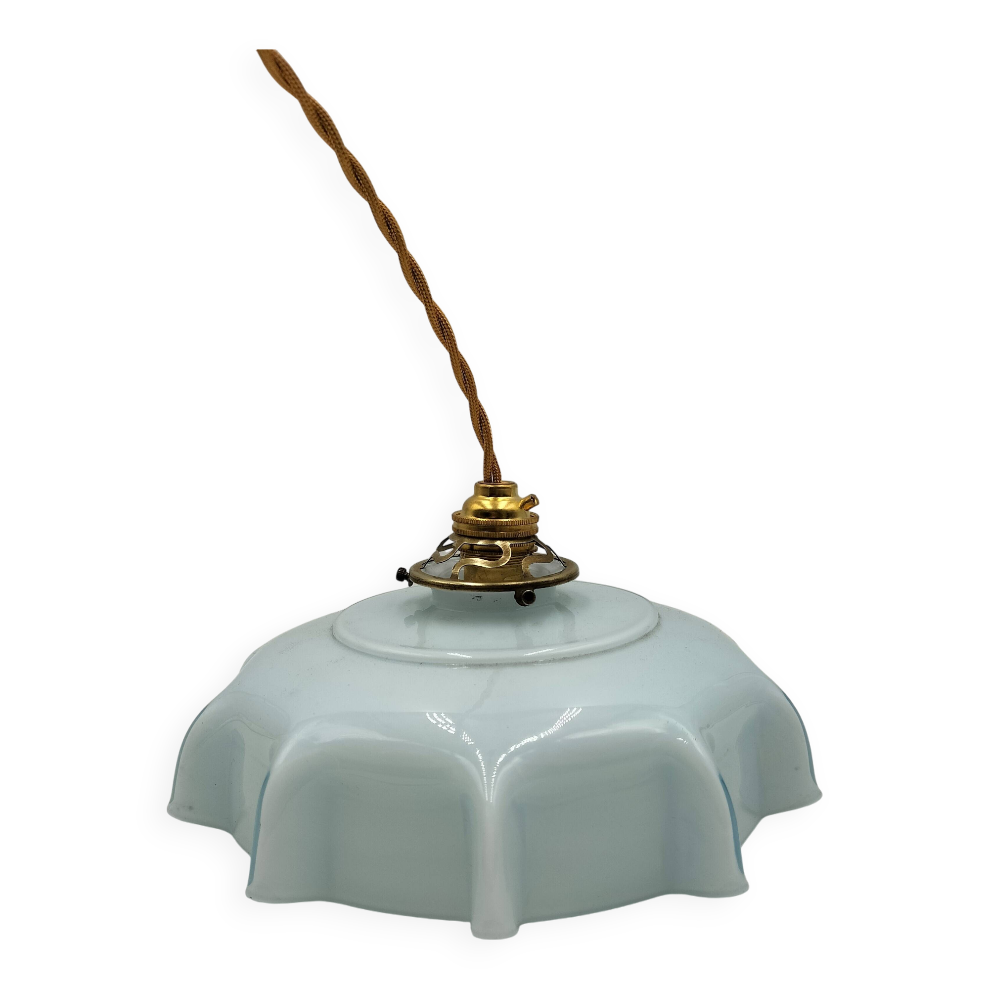 Blue opaline suspension