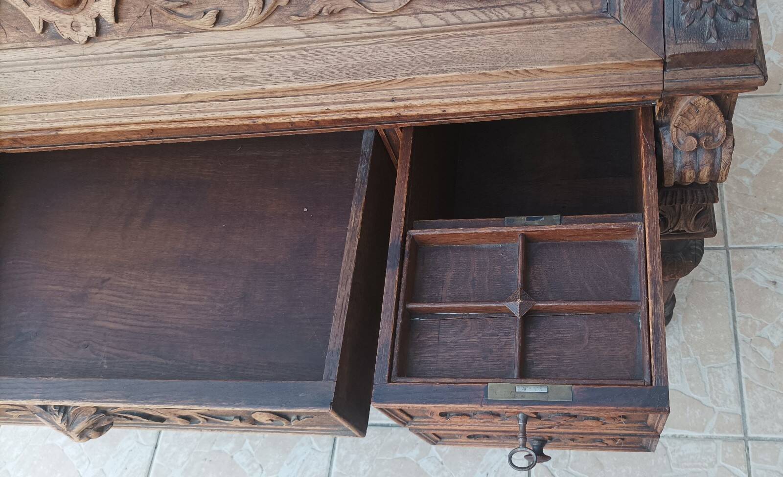 Louis XIII cylinder desk in carved oak, 19th century.